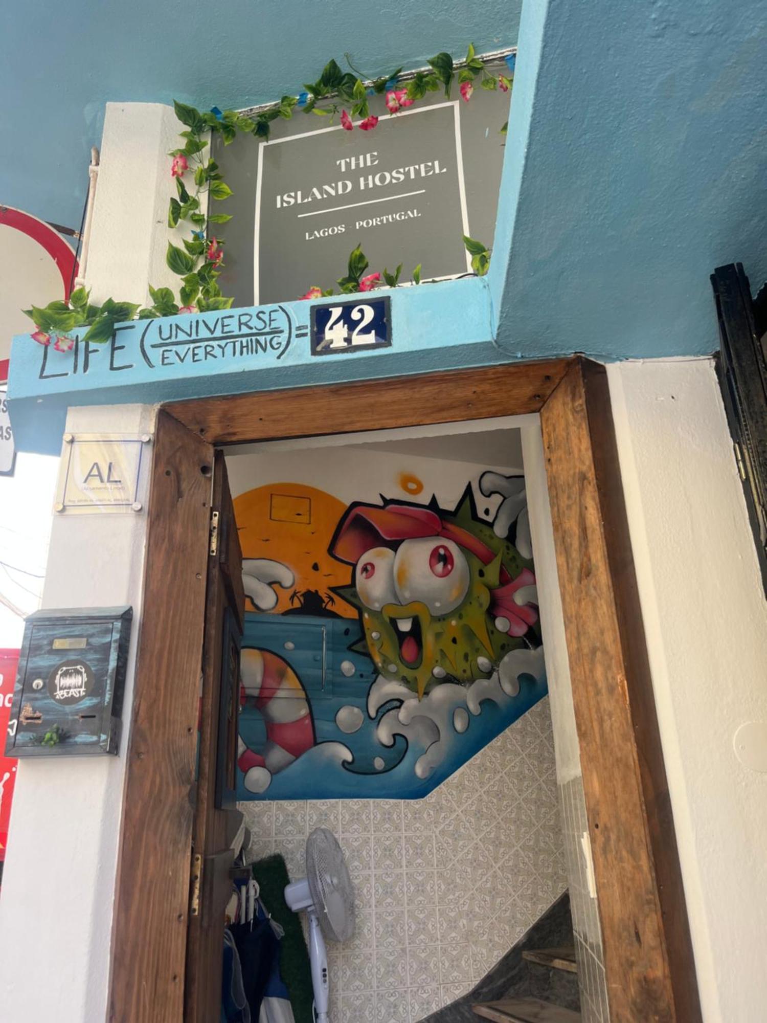 The Island Hostel & Cafe ลากอส ภายนอก รูปภาพ