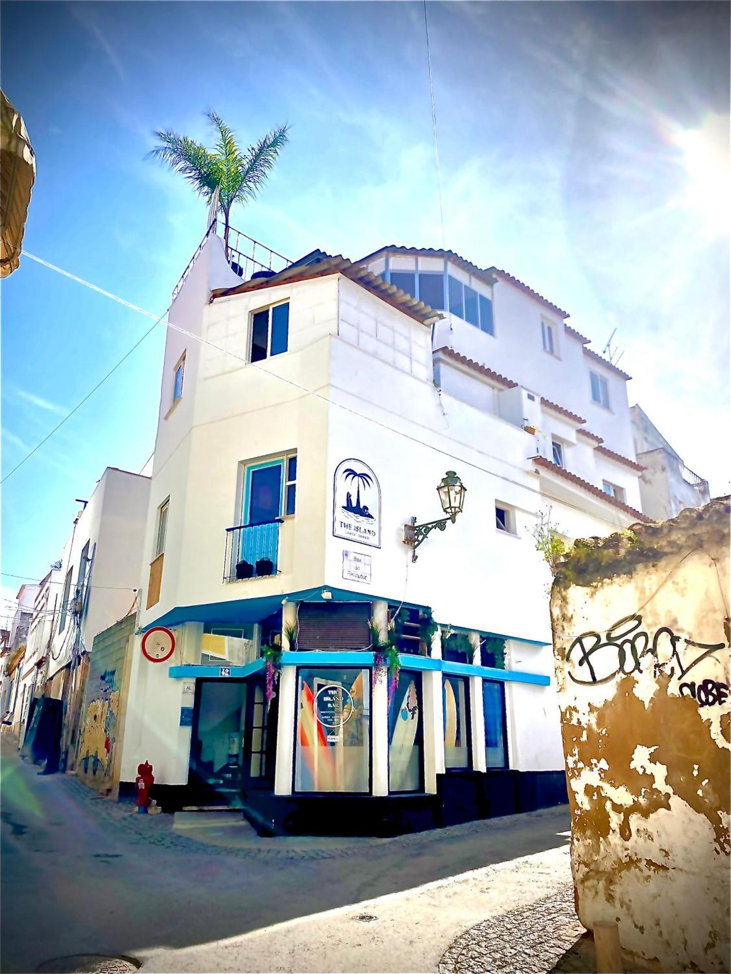 The Island Hostel & Cafe ลากอส ภายนอก รูปภาพ